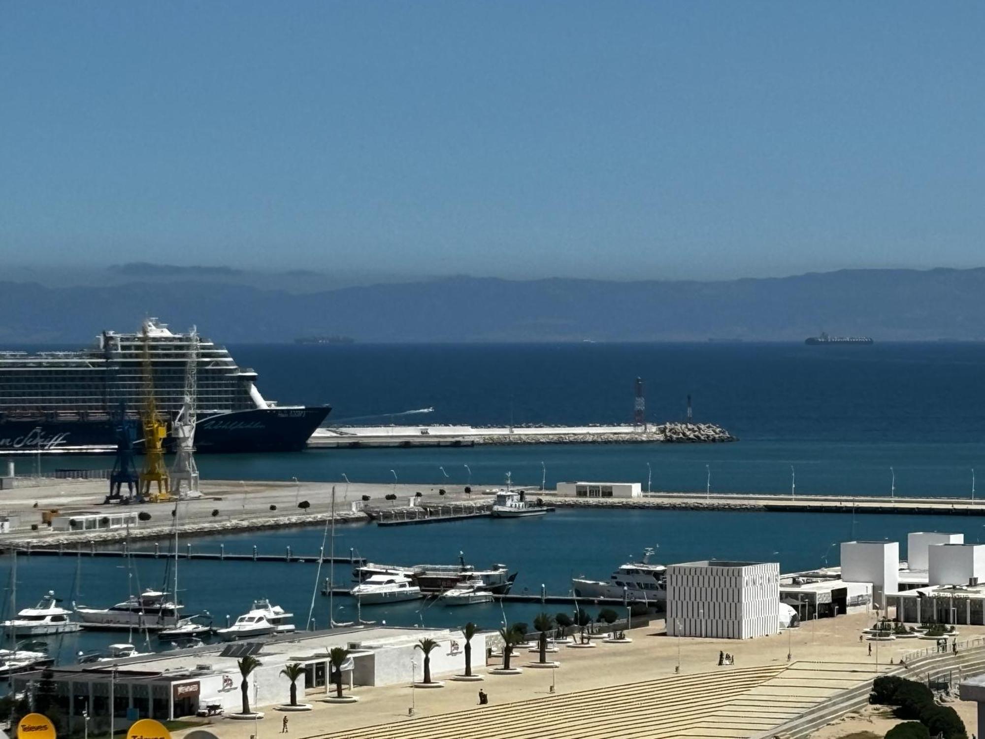 Marina View Residence Luxurious Studio Retreat With Stunning Ocean Views 1 Double Bedroom, 1 Convertible Couch Tangier Exterior photo
